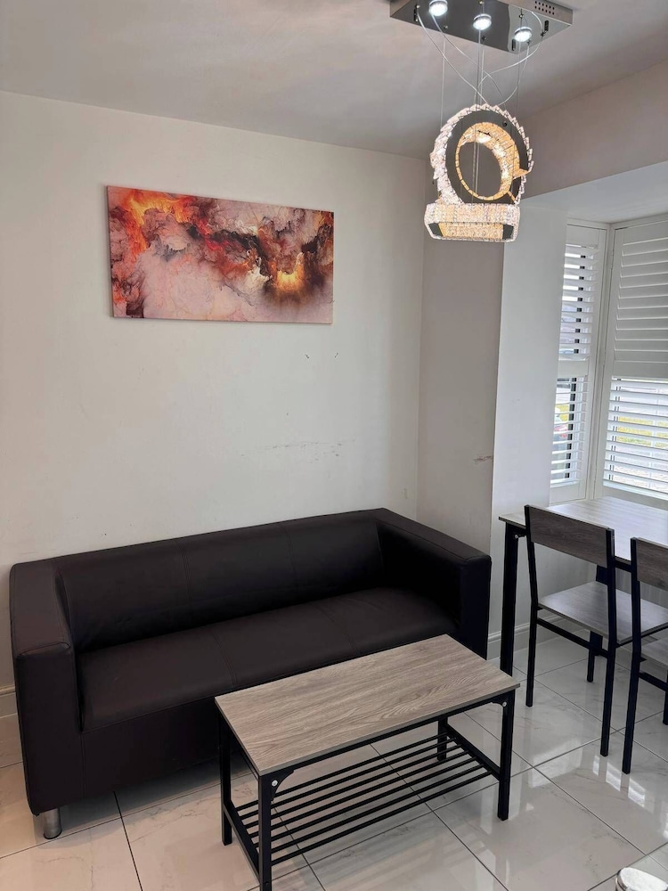 House - Sleeps 11 - Parking - Station Close