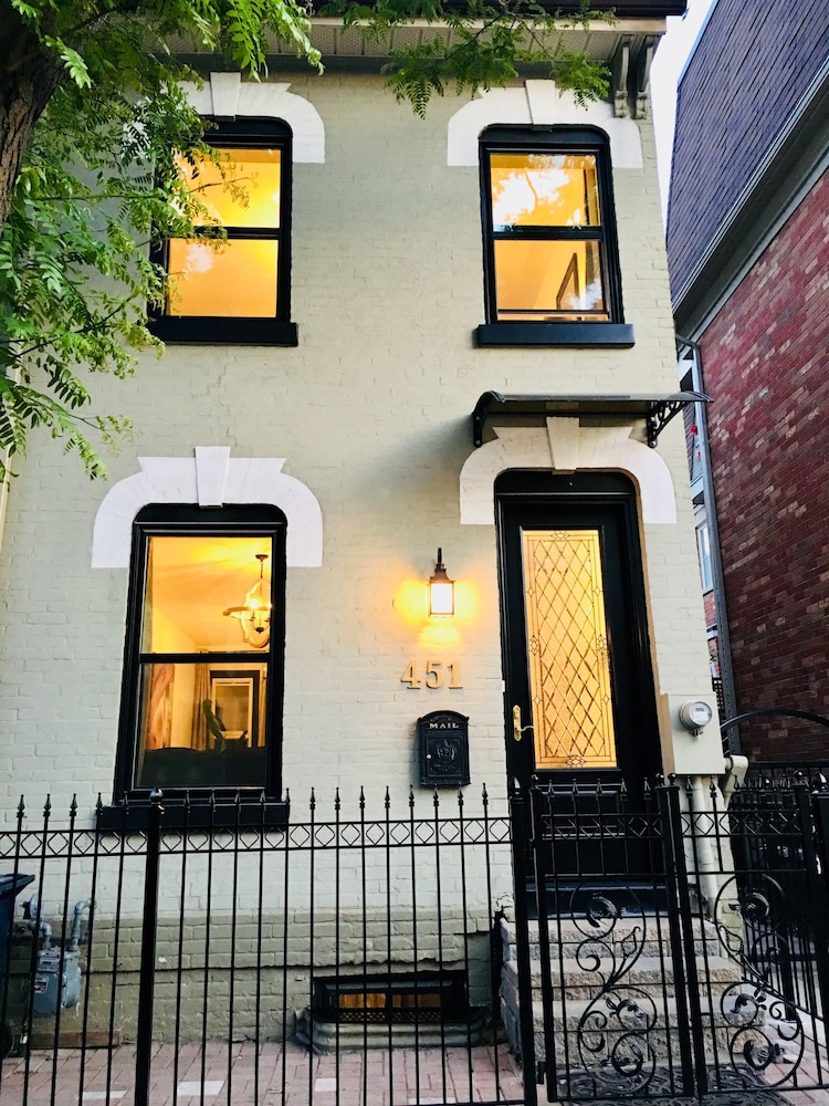 Beautiful 4BR Downtown House, Sleeps 10