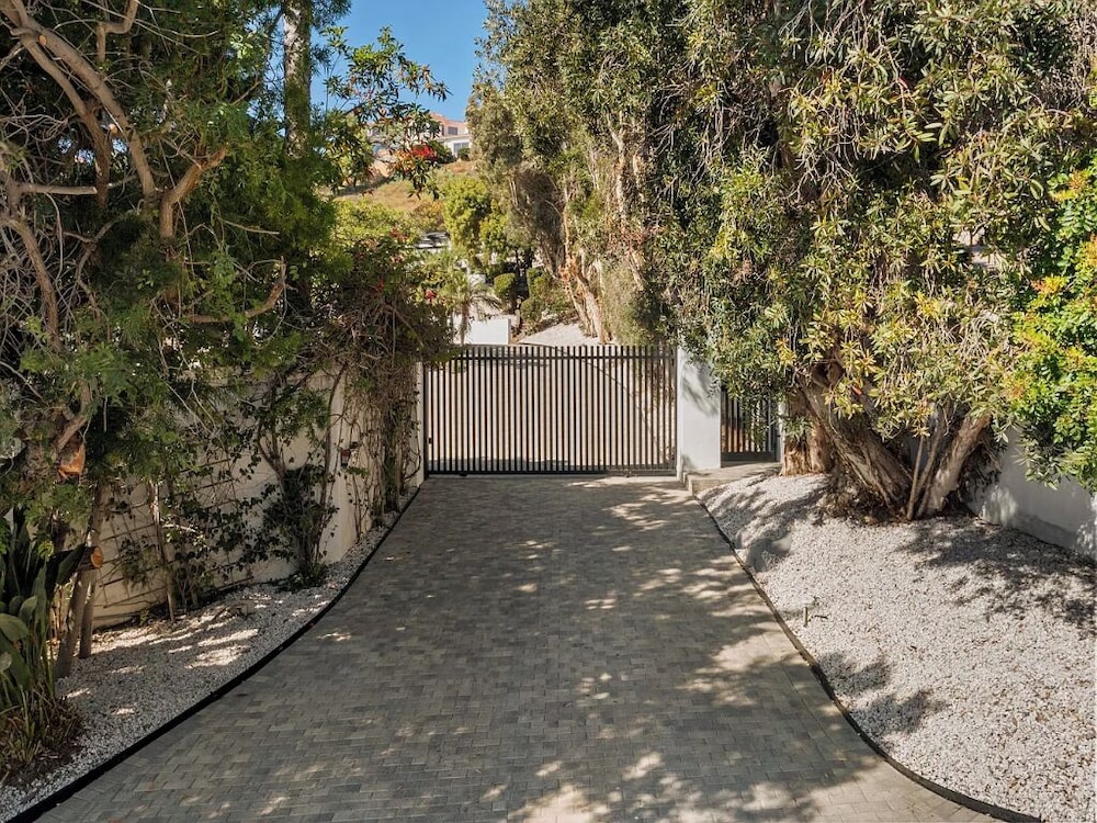 Villa Costera - Tree-lined Tranquility: 3-level Entertainer's Dream