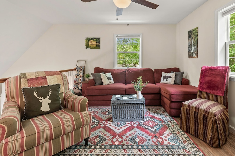Ridge Retreat by Avantstay Game Room Covered Porch Fire Pit