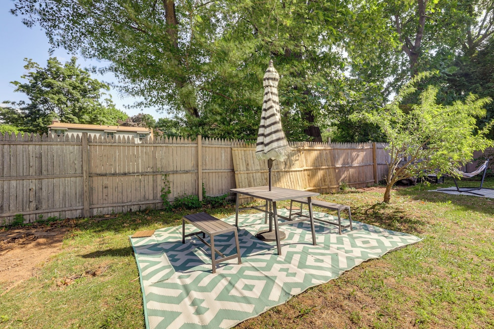 10 Mi to Hartford: Family Home w/ Yard