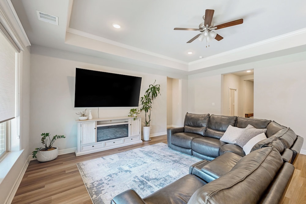 3BR Cozy Home w/ Enclosed Backyard & W/D