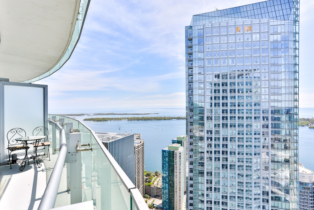 Exquisite 55th Floor 2 Bed 2 Bath Parking