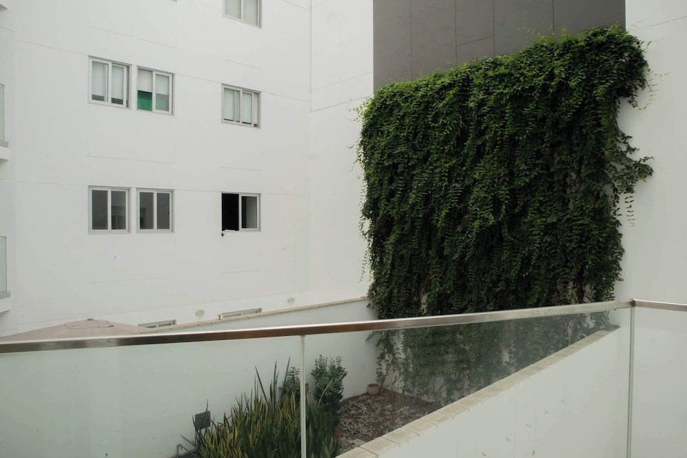 w Bright 3BR w Balcony in Vibrant Miraflores