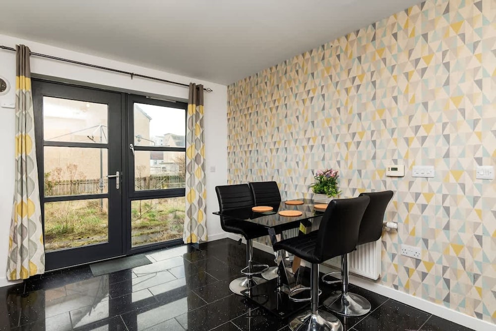 3 Bedroom House - Free Parking
