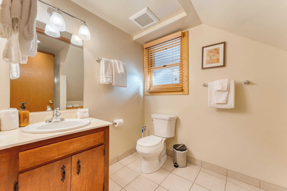 Lake + Beach Access, Pool, Tennis Walk to Chambers Tahoe Timber by Avantstay