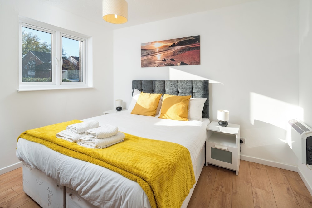 Spacious 1 Bedroom Apartment w/ Parking in Crawley