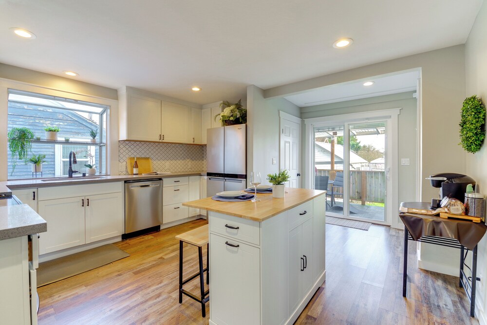 1 Mi to Historic Dtwn: Dog-friendly Everett Home!