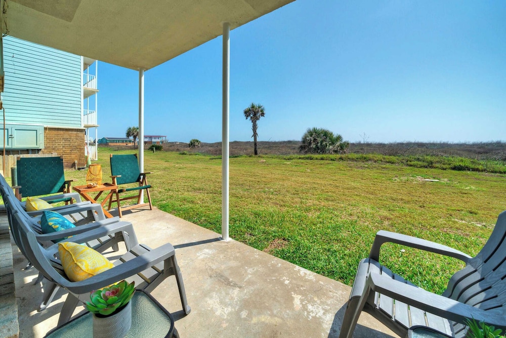 Sleeps 16 2 Beachfront Condos, Pool+pickleball+tennis Island Retreat Complex