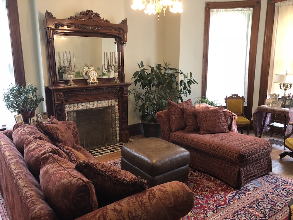 Vineyard Mansion & Carriage House Bed & Breakfast