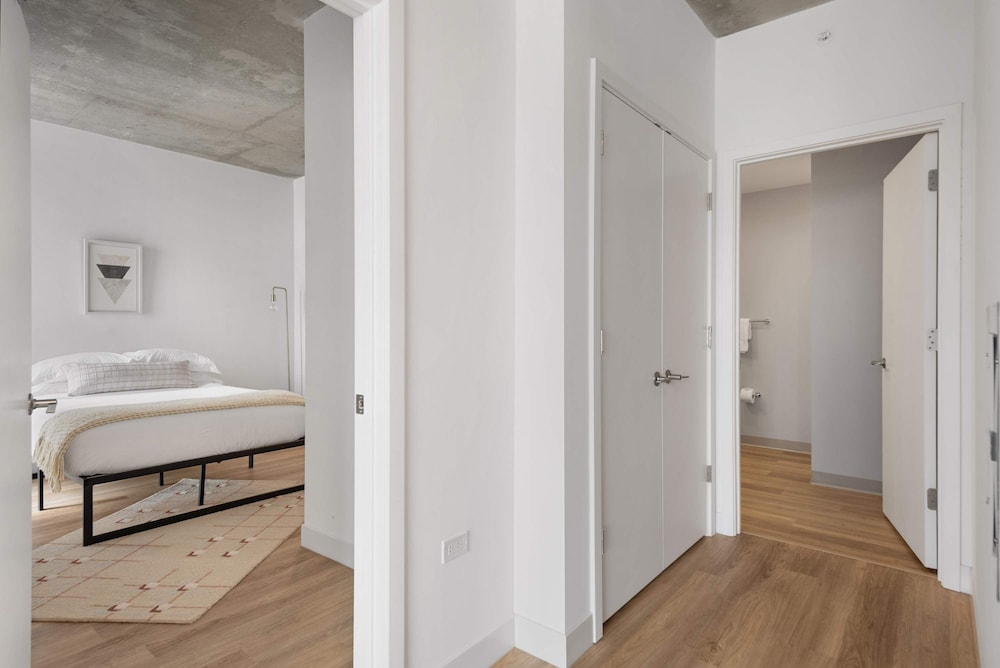 4BR Group Retreat Near Lincoln Park