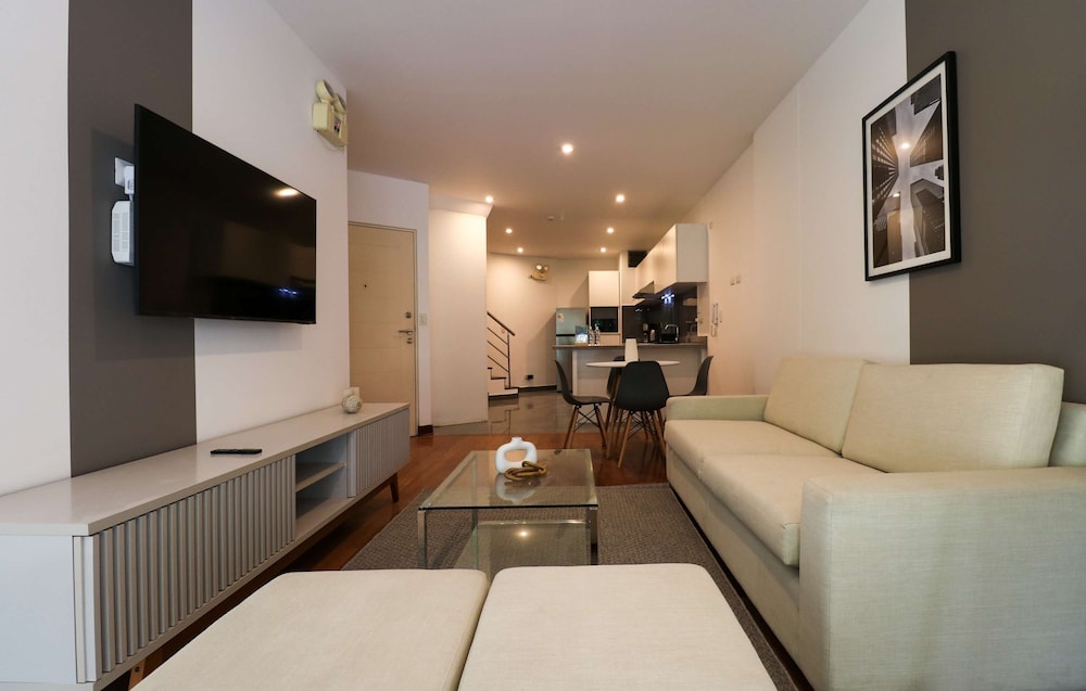 w Graceful 1BR With Balcony in Miraflores