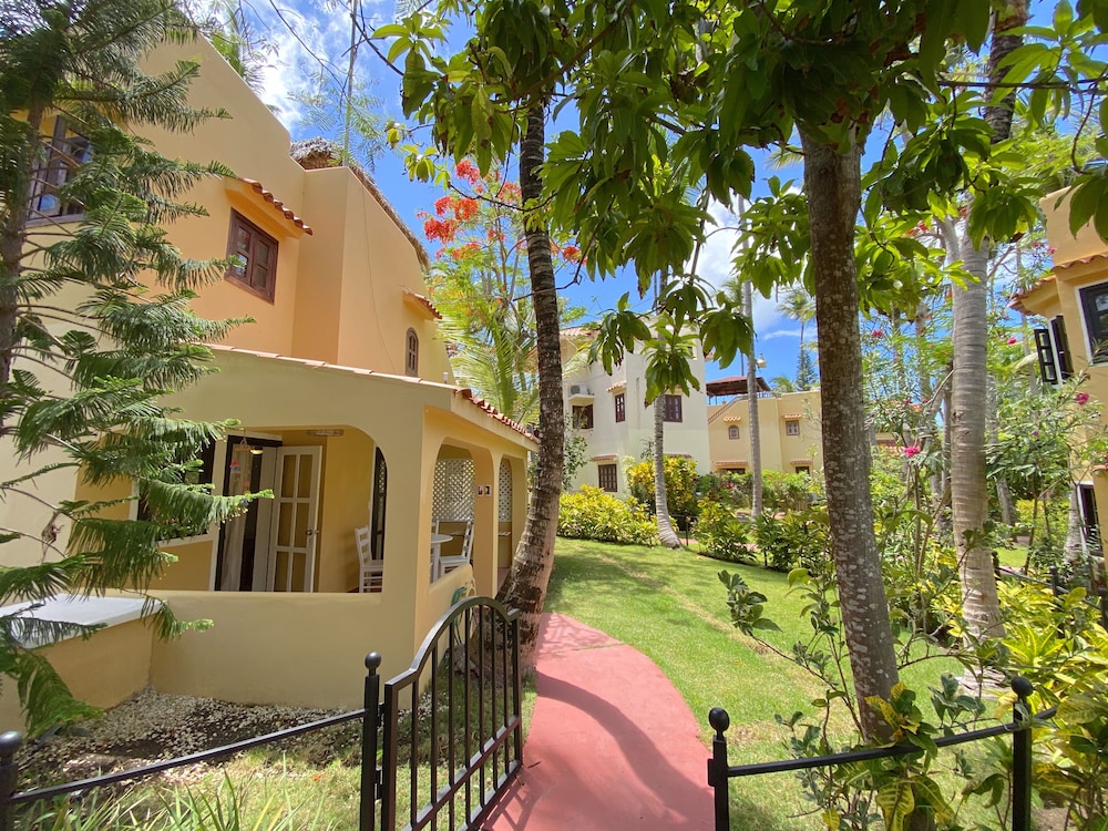Los Corales Tropical Beach Resort & SPA