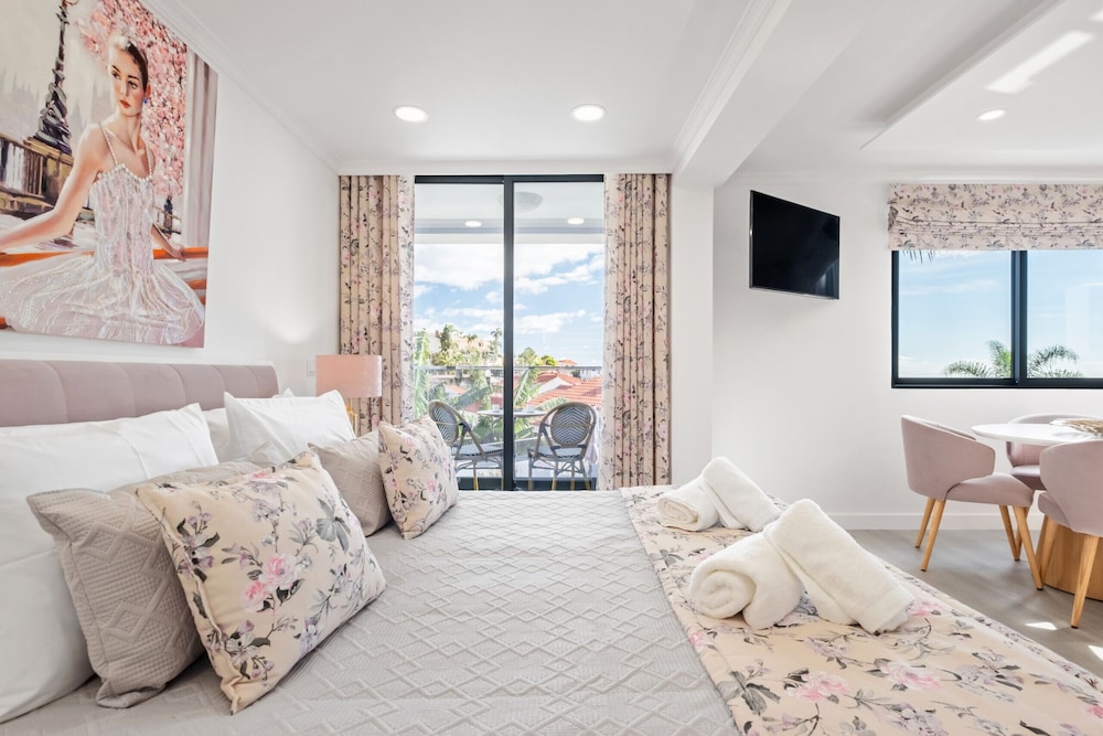 Camacho Studios - Pink Room by Homie