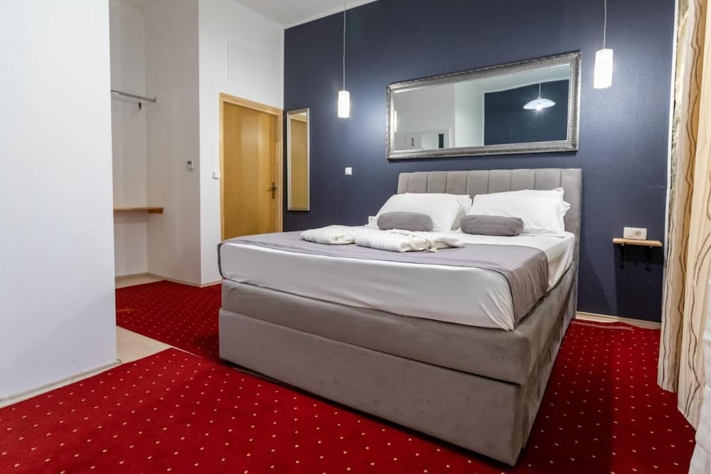 Castle View in Deluxe Room - Hotel Rose Split view 3