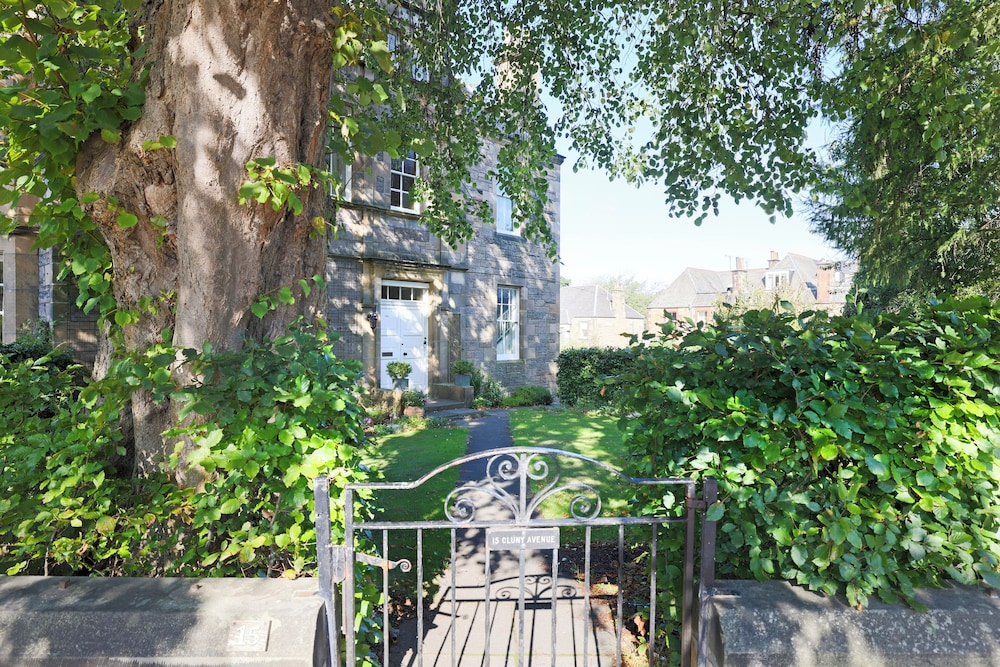 Delightful 3-bed Flat with Parking