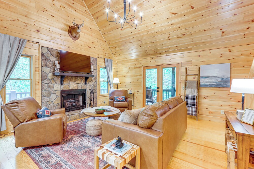 5 Mi to Dtwn Blue Ridge: Spacious Cabin w/ Hot Tub