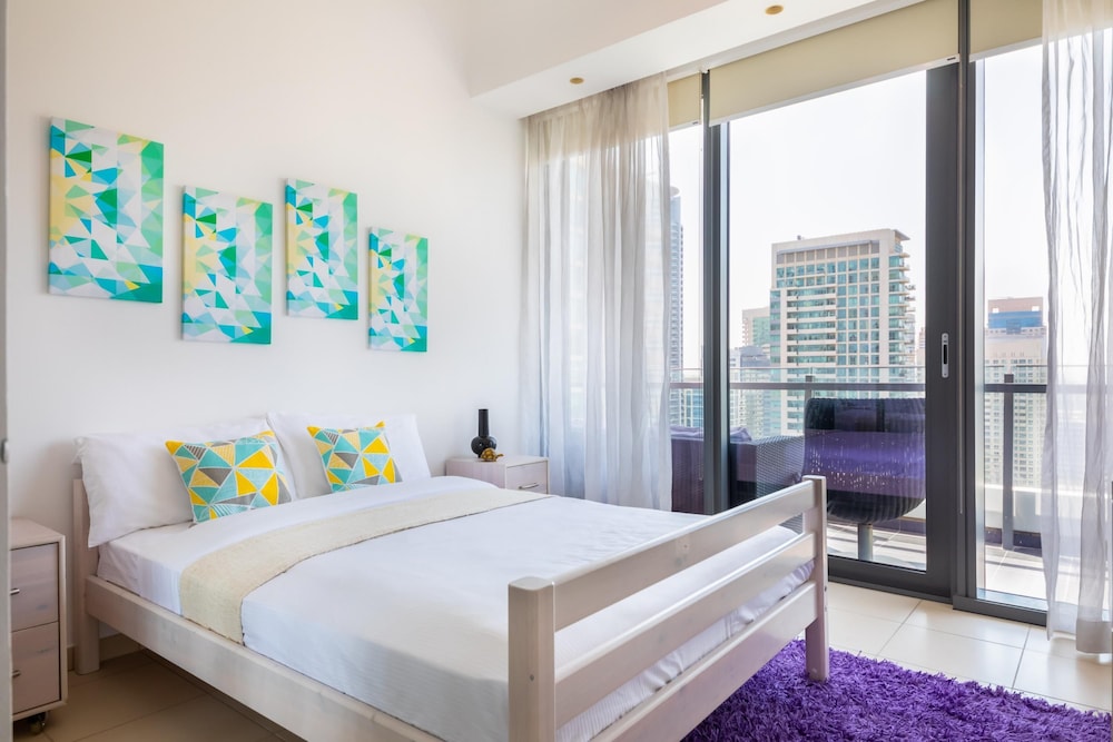 Big Bright Luxury Marina View Apt Near Beach