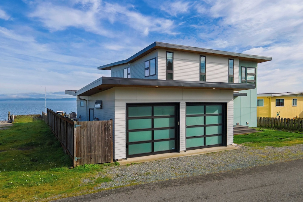 Chic Whidbey Island Waterfront Home w/ Hot Tub, Firepits + Views