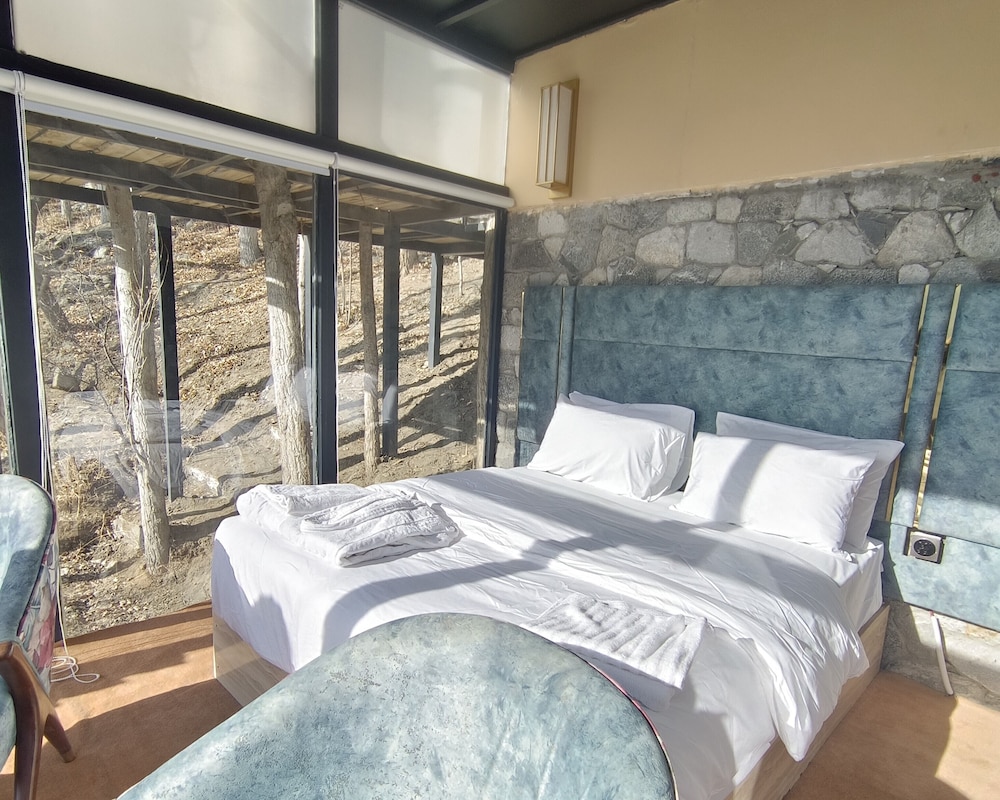 Stunning Cliff-edge 2-bedroom Chalet in Karimabad view 3