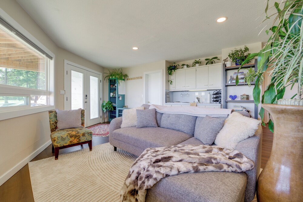 Spacious Deck w/ Ocean View: Puget Sound Gem!