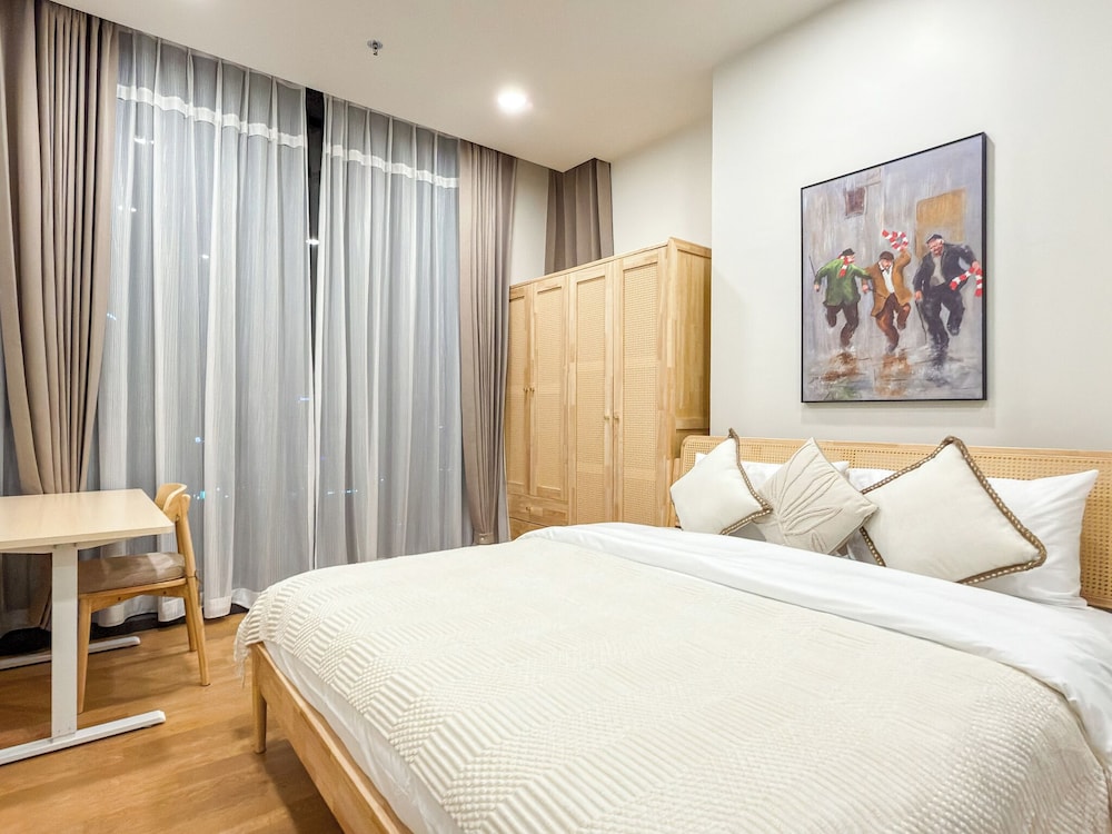 Luxury Downtown Bangkok 2BR 2BA · Sky Pool Gym · 5min Walk to Siam Paragon
