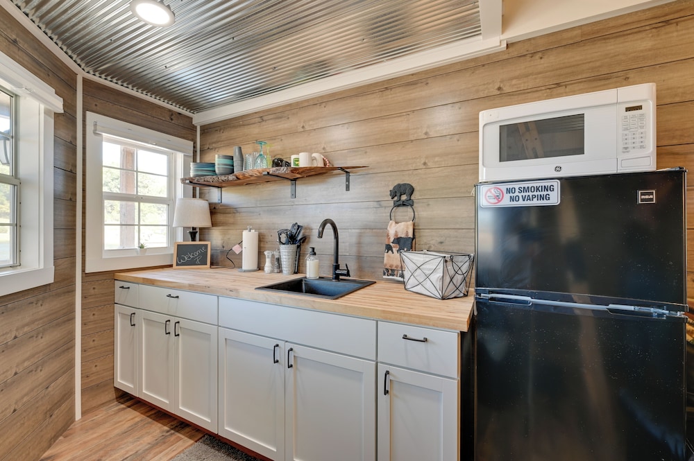 Cabin w/ Trail & Pond Access in Steamboat Rock!