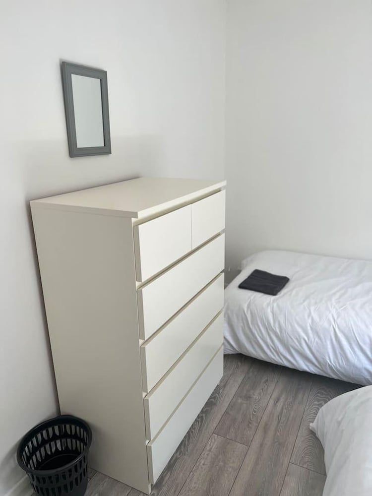 Impeccable 5-bed Apartment in Southend-on-sea view 5
