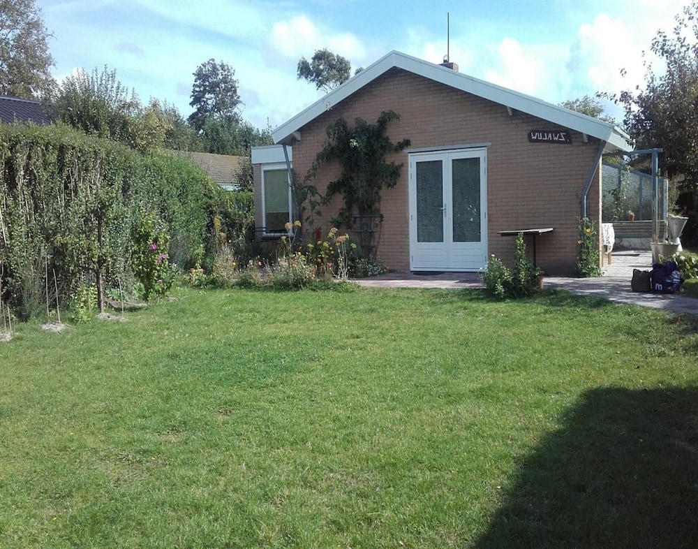 Nice Bungalow With a Sunny Garden