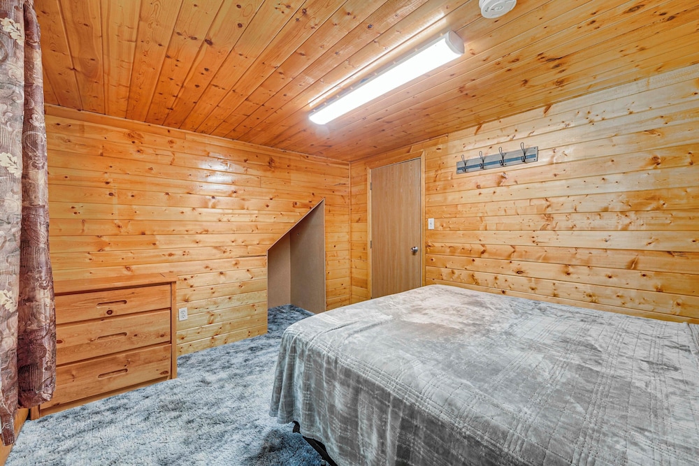 Roomy Log Cabin w/ Hot Tub, Walk to Kenai River! view 4