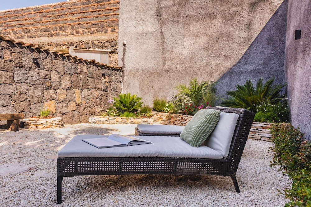 Leone Apartment With Garden by Wonderful Italy