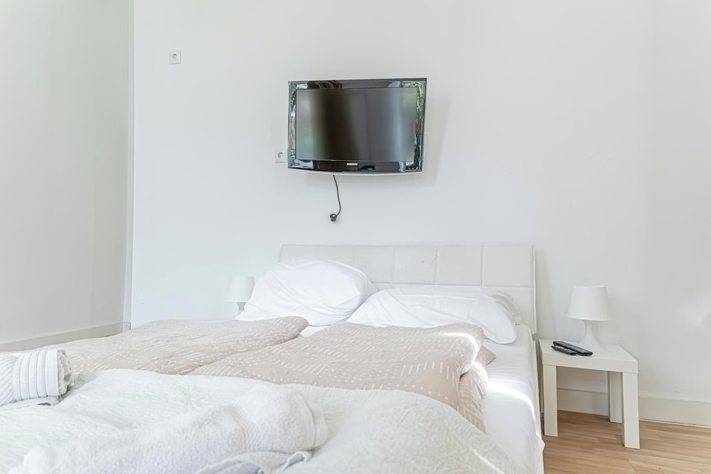 6BR Apt with Garden near Danube