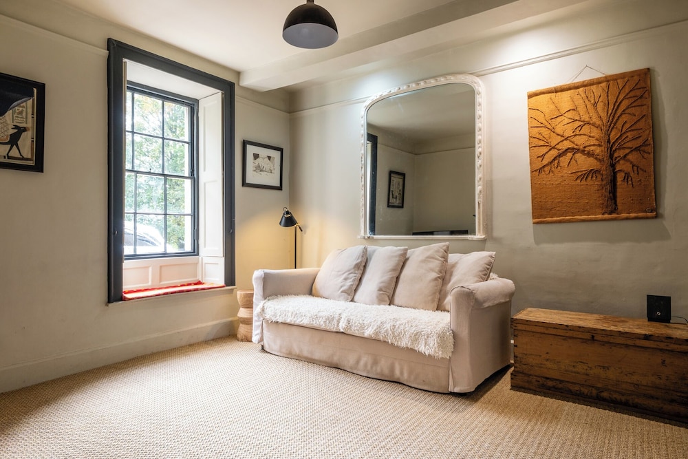 Stunning 8-Bedroom Home in Painswick