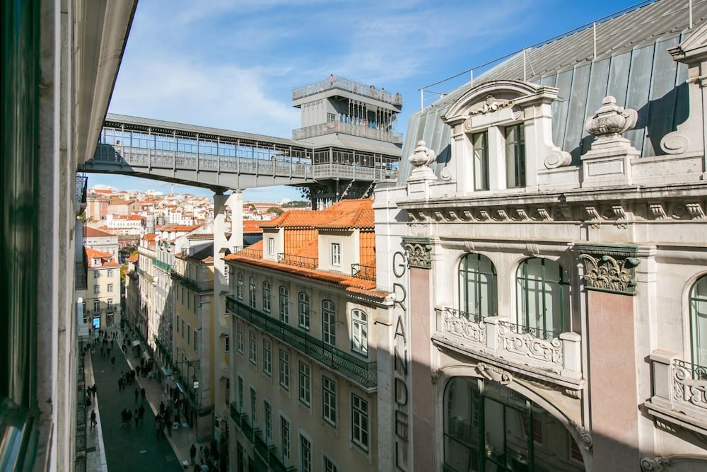 LV Premier Chiado CH3 Views Central AC Lift view 5
