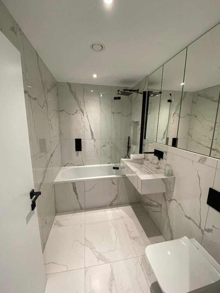 Lovely 2 Bedroom Flat with Parking view 5
