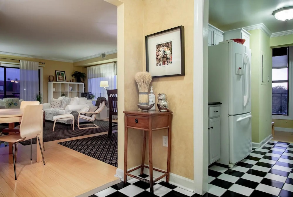 Gorgeous Rosslyn Penthouse w Views Free Parking Metro Subway, Photo 23