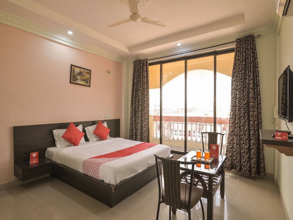 OYO 13151 Hotel Om Palace