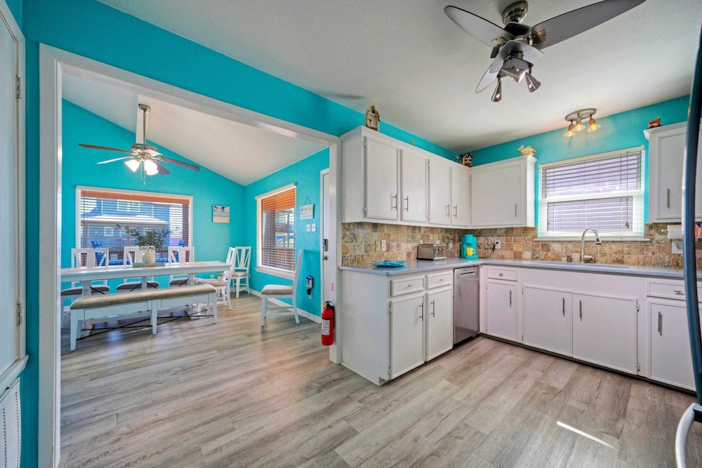Coastal Retreat w/ Pool, BBQ & Sunset Views Beers and Sunshine by Avantstay