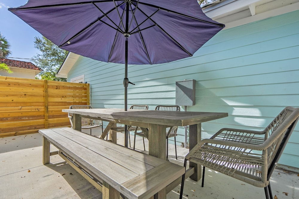 Newly Renovated Whimsical Cottage 2 Beds Hot Tub