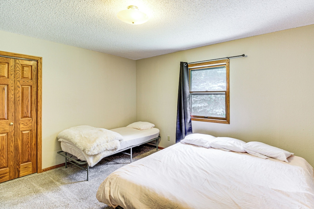 Hot Tub & 2 Recreation Rooms: Spacious Onamia Home