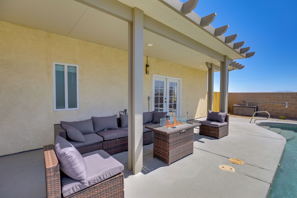 Desert Escape: 360 Mtn Views & Saltwater Pool/spa