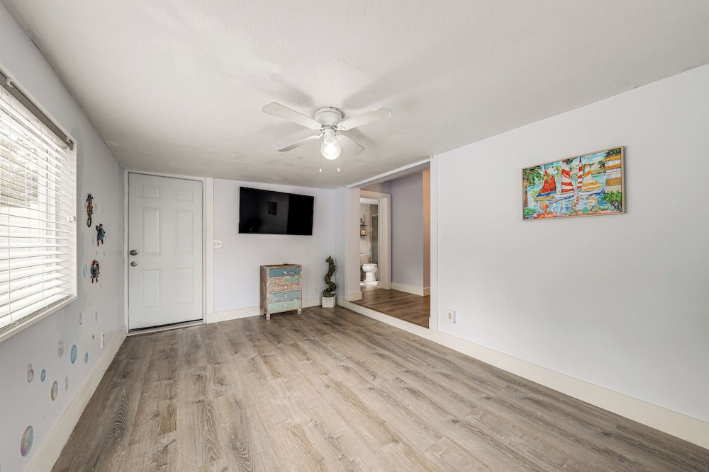 1 Mi to Beach: Sunny Lantana Cottage w/ Pool!