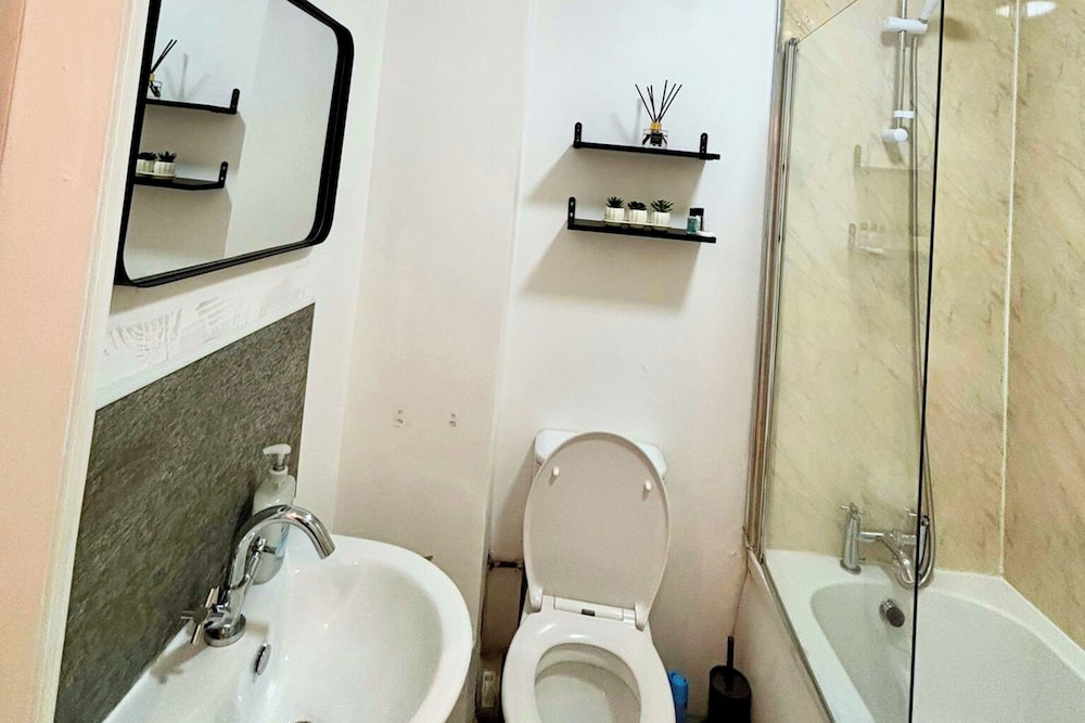 3 Bed Flat - Sleeps 8 - Parking - Wifi