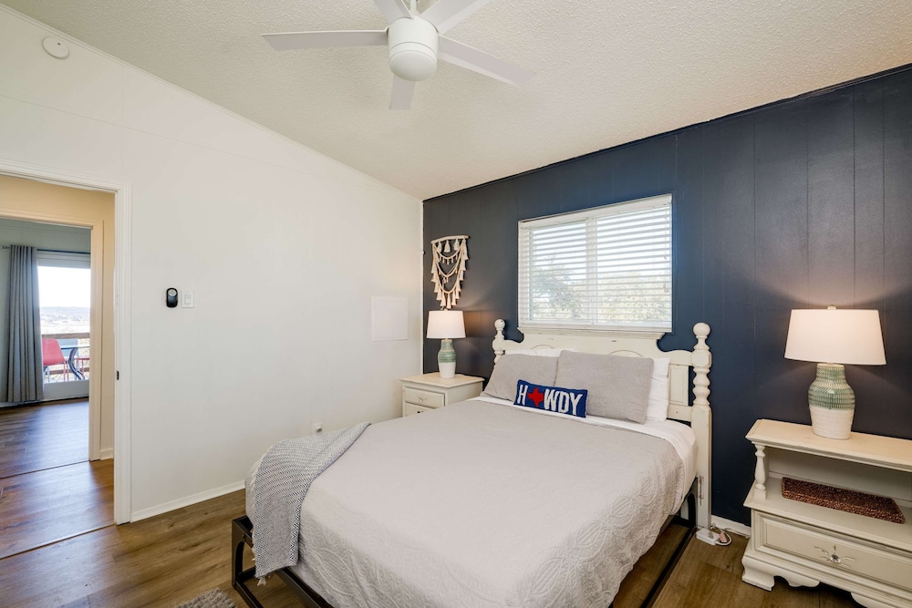 4 3 two King Beds Perfect Sunset Lake Views Pickleball Fire pit Lvl2 EV POA Pool