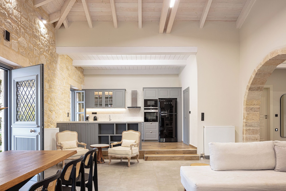 Artemis Apollonas Villa