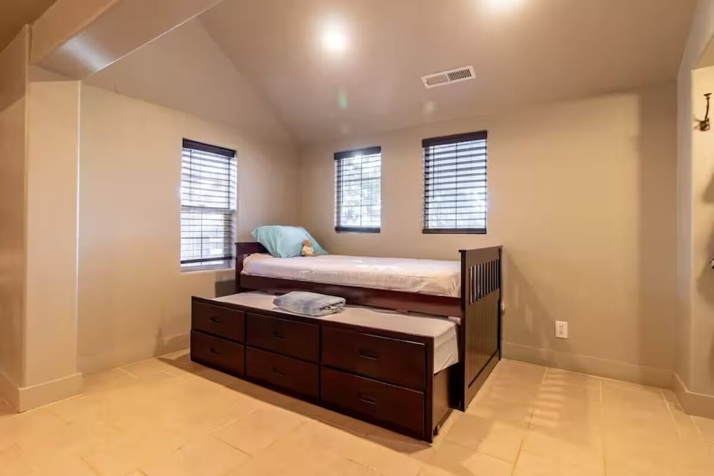 14 Guests 5BR 2BA Game room and Living