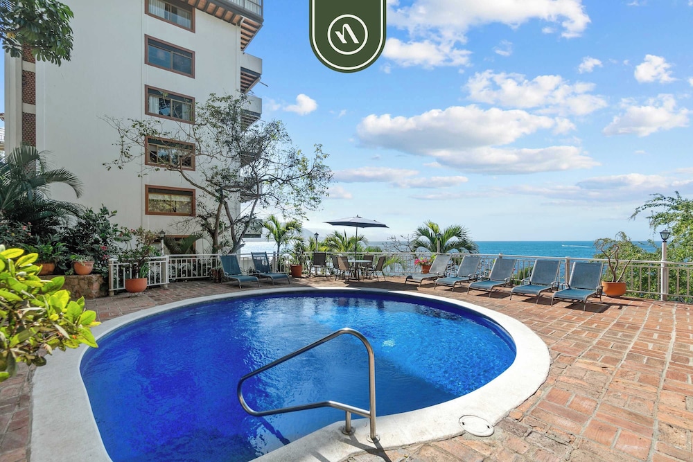 Oceanfront 2 BR Condo With Spectacular View - Pool