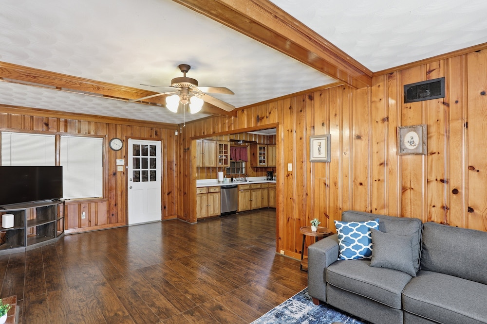 Bluff City Gem With Game Room 3 Bedroom Home