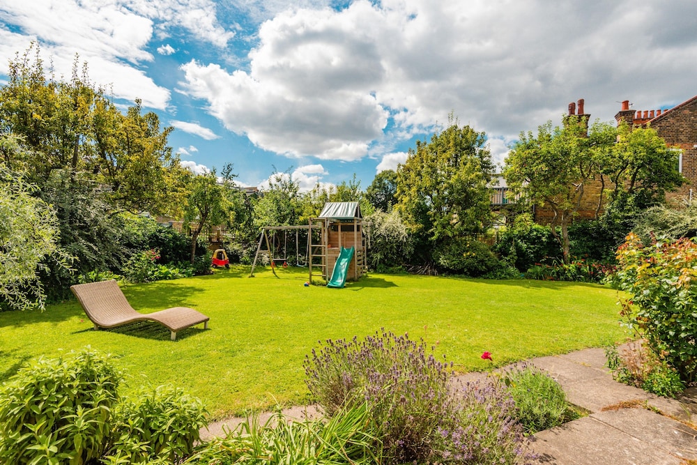 Majestic Home With Beautiful Garden in North West London by Underthedoormat