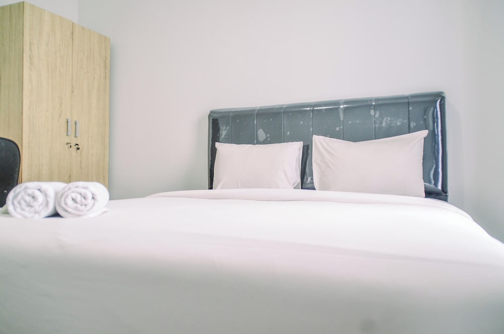Chic and Cozy 2BR Apartment at Springwood Residence